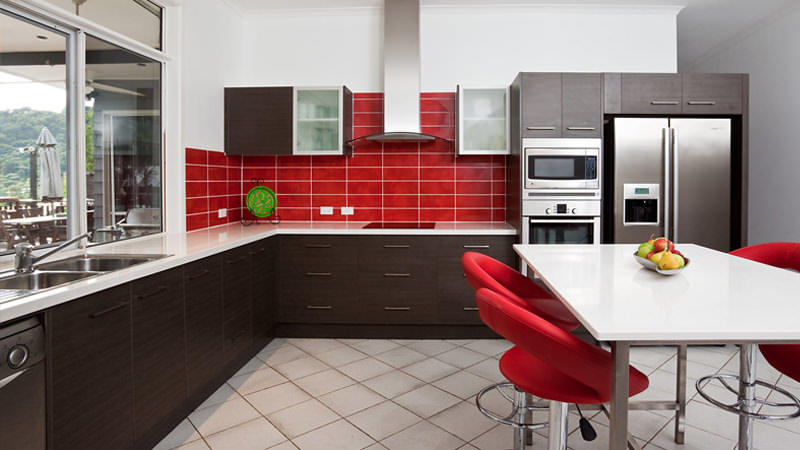 Красный цвет на кухне - один из основных в таких современных стилях как хай-тек или модерн