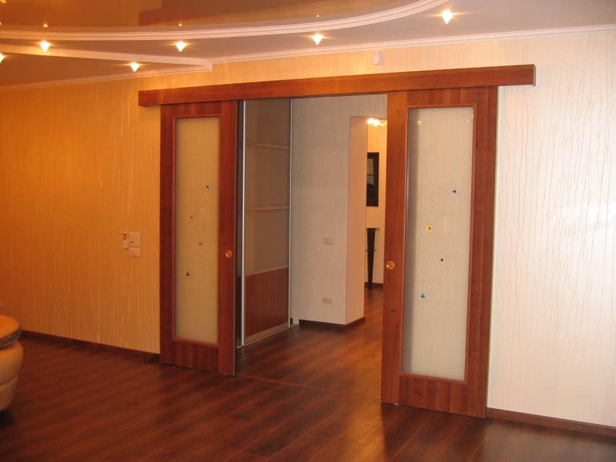 Межкомнатные двери в гостиную могут быть распашными, раздвижными, складными. Каким способом будут открываться двери в гостиную — каждый хозяин выбирает в индивидуальном порядке