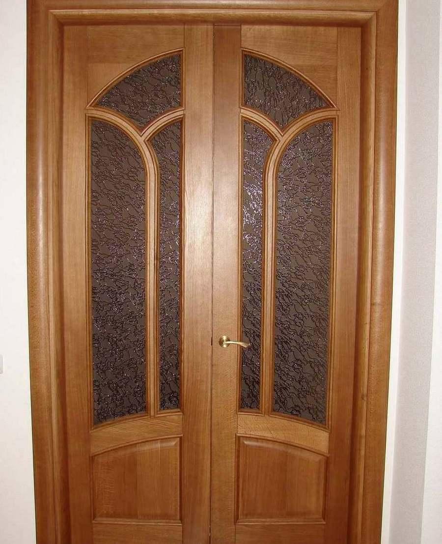 Двери из дерева — самый популярный вариант оформления дверного проема в зал