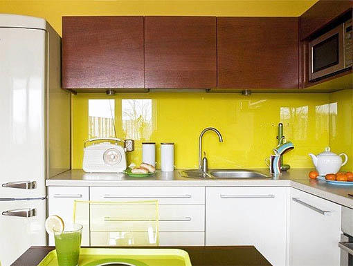 В сочетании желтого и белого на кухне можно использовать еще и дерево светлых пород