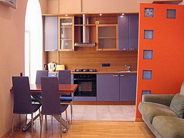 Линейное расположение мебели более приемлемо для совмещенной кухни небольшого размера, включающей в себя барную стойку