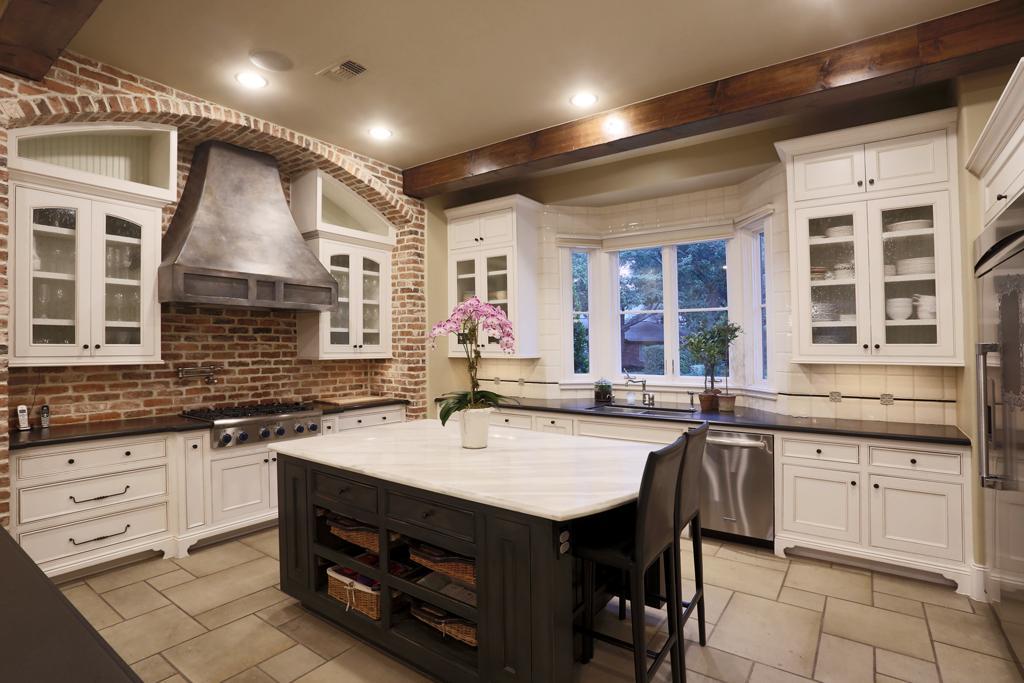 Вытяжка каминного типа превращает кухню в безопасное и уютное место с декоративным дизайном