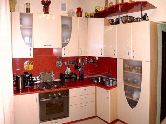 Стандартным вариантом расположения мебели в маленькой кухне является метод буквы «Г»