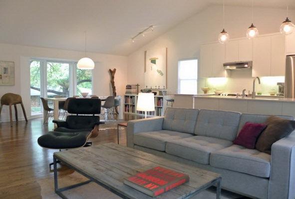 Стильно и красиво оформить гостиную можно при помощи дивана серого цвета 