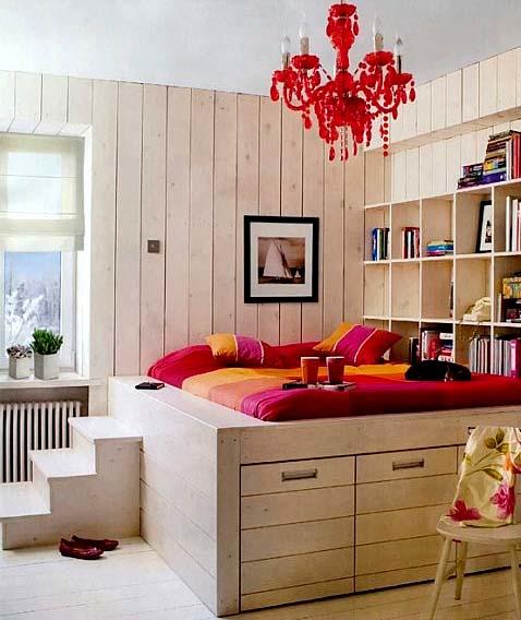 Когда комната небольшая, но хочется ее сделать комфортной и в то же время сэкономить пространство, - кровать-подиум, пожалуй, одно из самых лучших решений