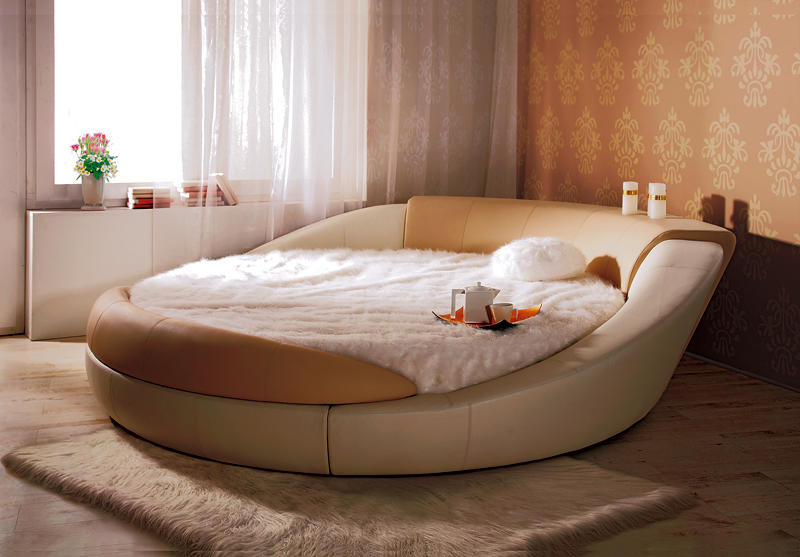 Круглая кровать очень удобна для сна, однако зачастую она имеет большие габариты