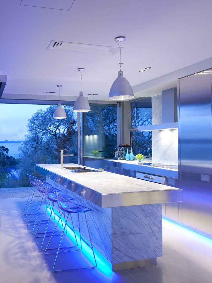 Светодиодная голубая подсветка в интерьере кухни 