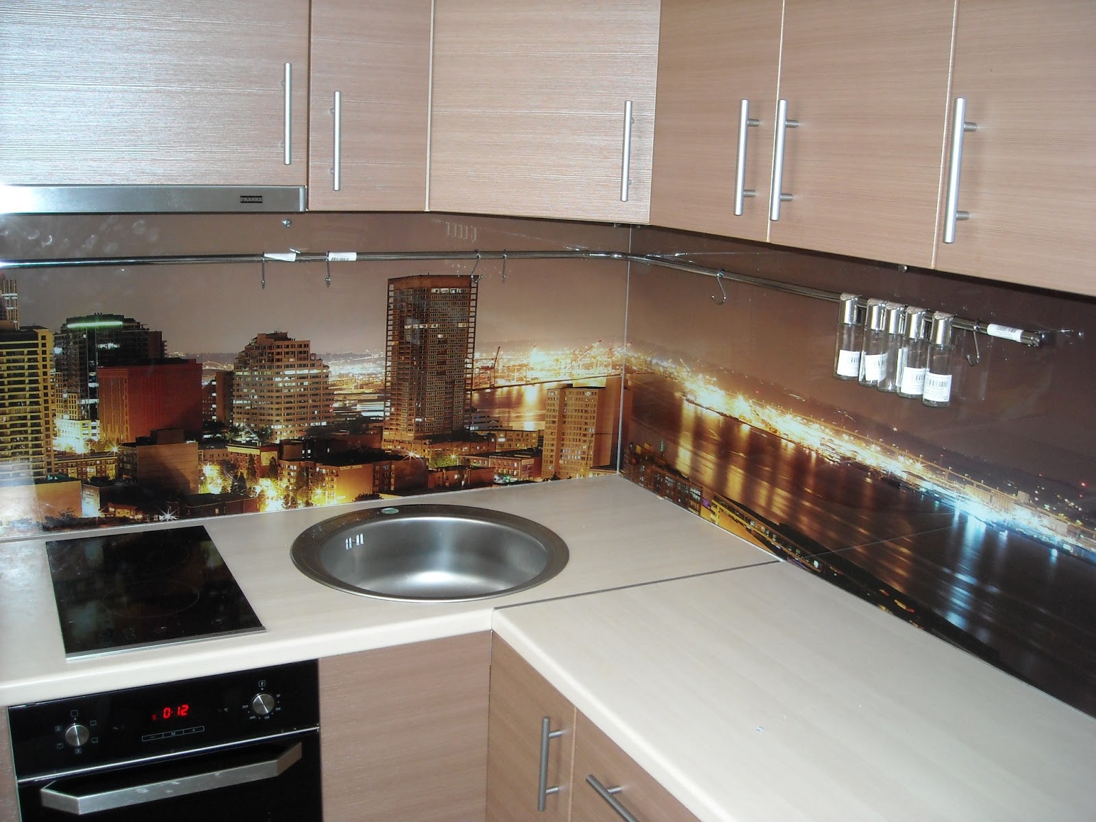 Эксклюзивный дизайн стеклянного кухонного фартукас фото-принтом ночного города