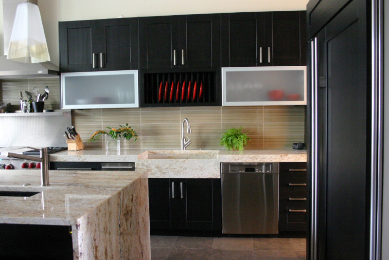 Встроенный холодильник в дизайне кухни от Rebekah Zaveloff | KitchenLab