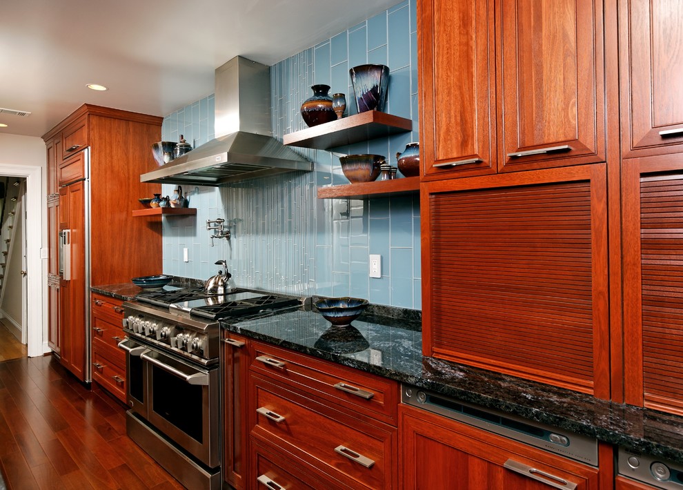 Встроенный холодильник в дизайне кухни от Case Design/Remodeling, Inc.