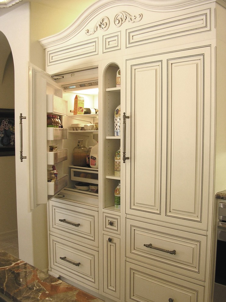 Встроенный холодильник в дизайне кухни от Design Moe Kitchen & Bath / Heather Moe designer