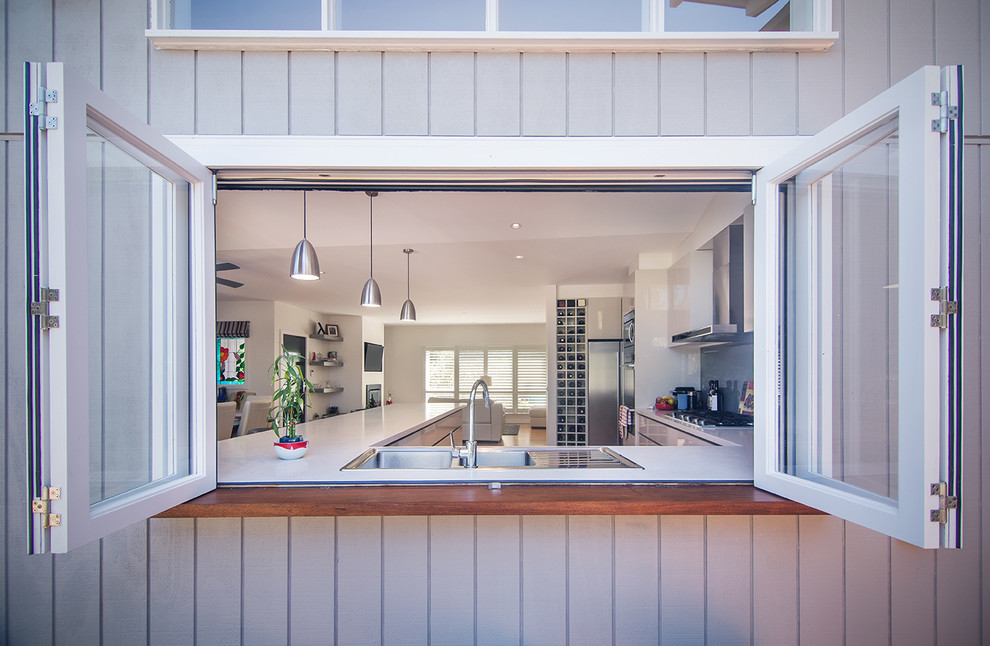 Оригинальный дизайн интерьера кухни с открытой террасой от Sketch Building