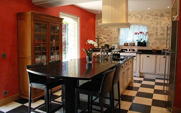 Интерьера кухни в черно-бело-красном цвете