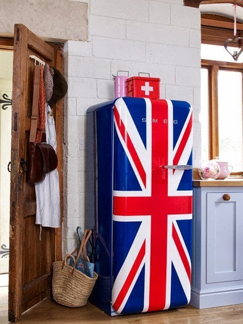 Яркий дизайн ретро-холодильника SMEG раскрашенного под британский флаг