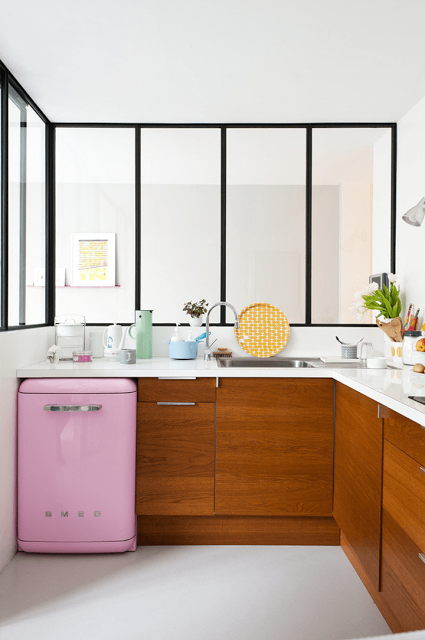 Яркий дизайн розового ретро-холодильника SMEG в интерьере кухни