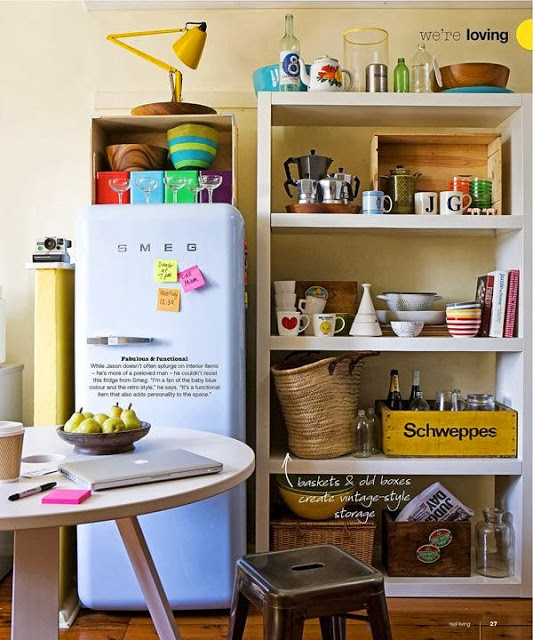 Яркий дизайн голубого ретро-холодильника SMEG в интерьере кухни