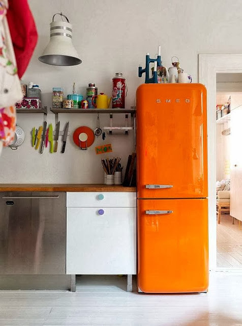 Яркий дизайн оранжевого ретро-холодильника SMEG в интерьере кухни