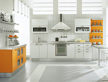 Чтобы визуально расширить пространство еще больше, в белую кухню можно добавить открытые полки