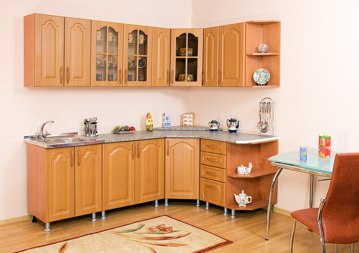 Угловая планировка на кухне позволяет рационально использовать пространство.
