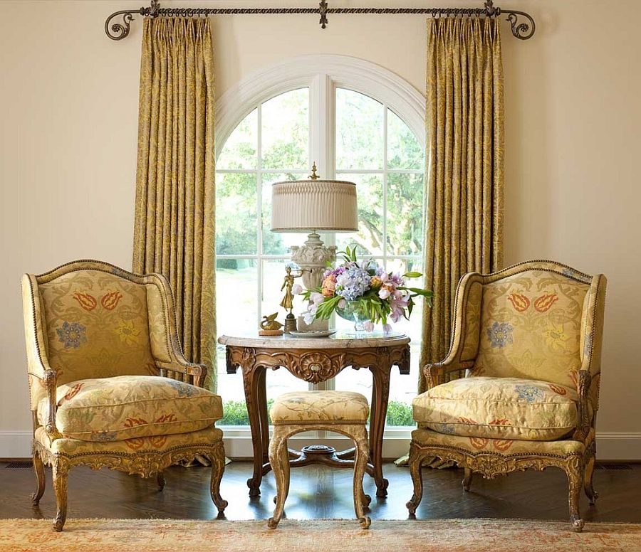 Викторианский стиль в интерьере с золотыми шторами и креслами