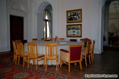 Круглый стол из Белого зала. Ливадийский дворец. Крым