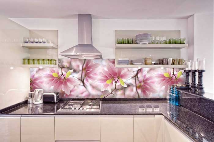 Рисунок цветов на скинали для светлой бежевой кухни. Фото 8
