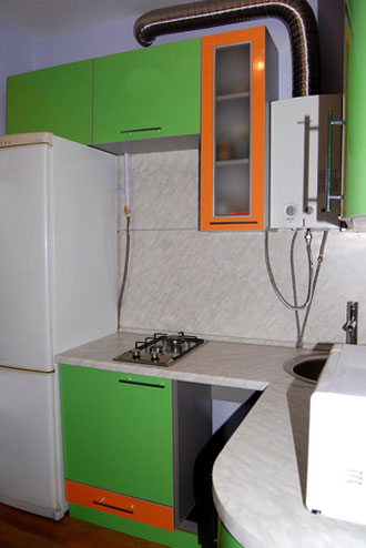 Дизайн кухни с холодильником у плиты