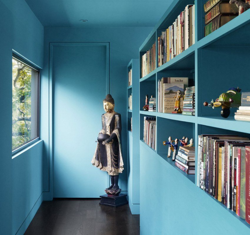 Стены и потолок коридора окрашены в яркий голубой цвет