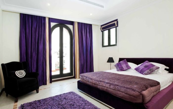 Фиолетовые шторы хорошо смотрятся в спальне