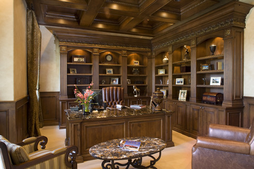 дорогой классический кабинет с деревянной отделкой шкафами кожаной мебелью
