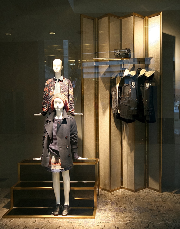 Чудесное оформление витрины магазина Zara в Будапеште