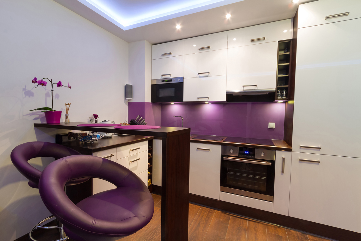 Кухня с фиолетовыми креслами