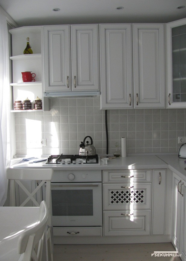 Стилевое оформление белой угловой кухни - фото