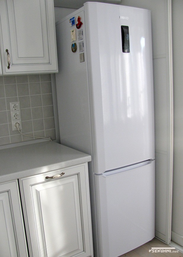 Холодильник на белой кухне 6 кв м - фото