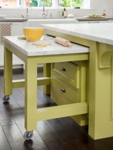 Выдвижные столы на кухне - очаровательный интерьер в салатовом цвете