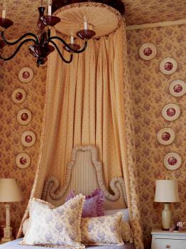 decorative-plate-on-wall-bedroom1
