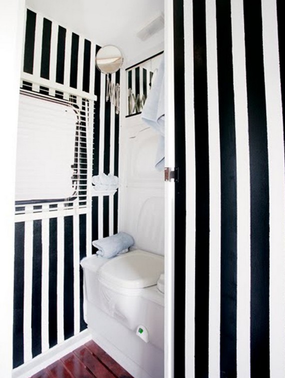 Черно белая ванная комната полосатая фото