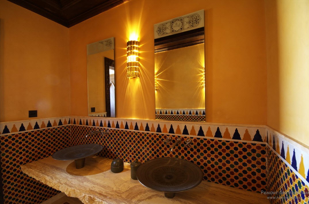 Мозаока из керамической плитки, массивные рамы зеркал, глиняные раковины в интерьере арабской ванной