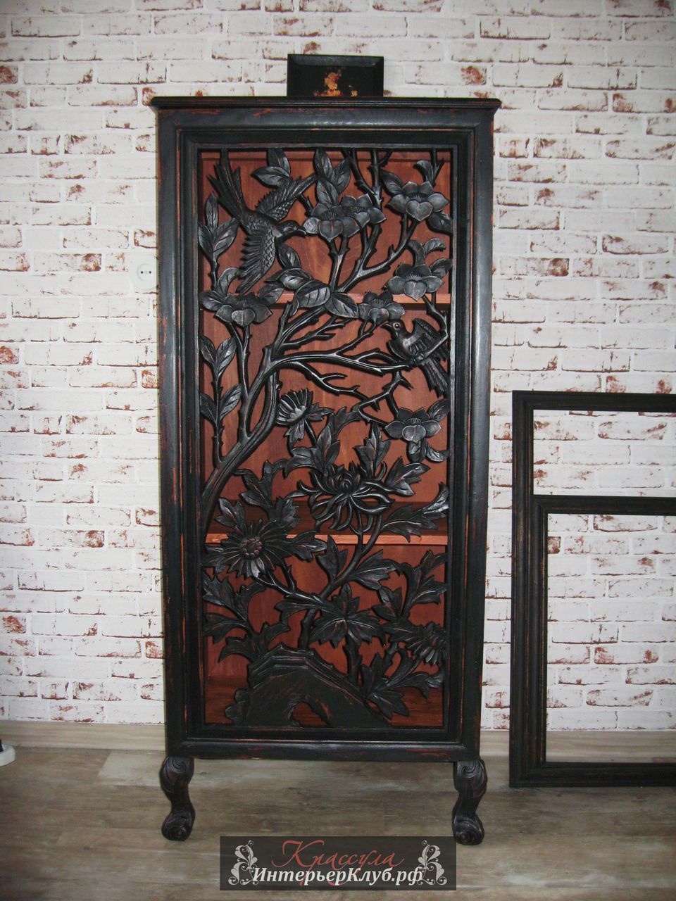 44 Шкаф-комод с резным фасадом Птицы - материал сосна, камфорное дерево, цвет черно - коричневый, искусственное старение