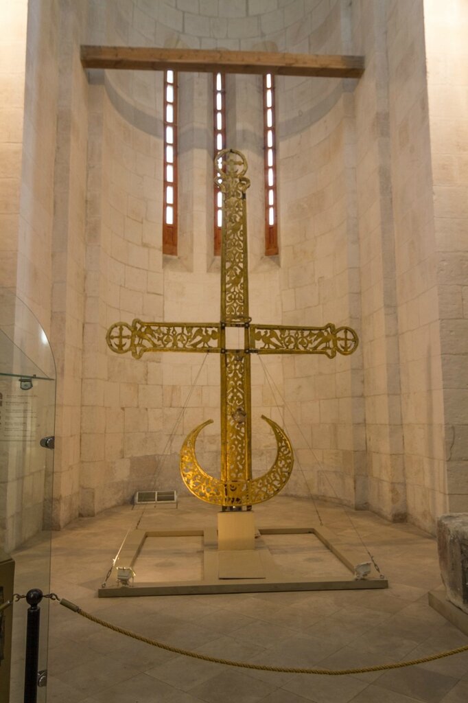Старый крест в алтаре Дмитриевского собора