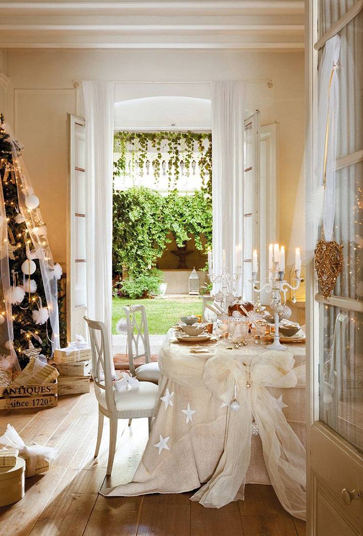 Бежевый интерьер с белым декором на рождественские праздники