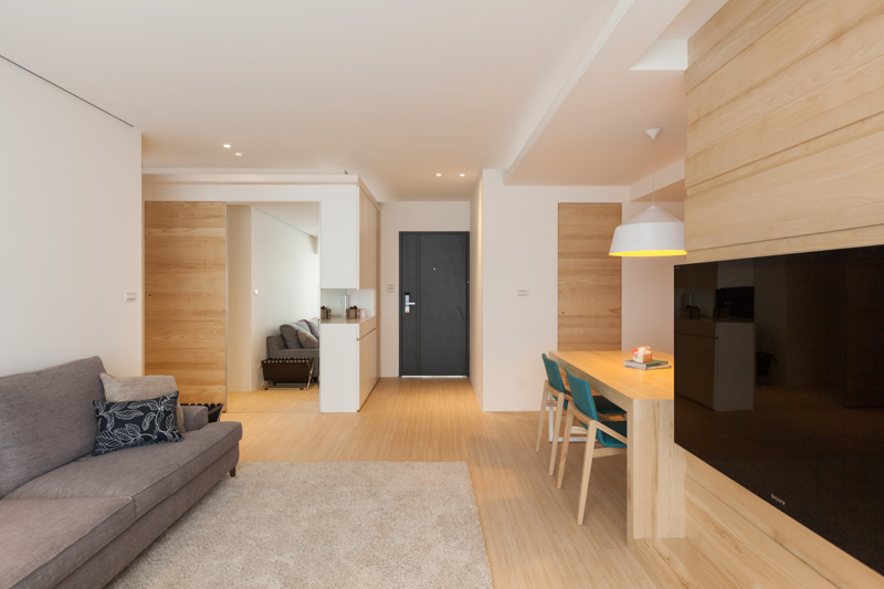 Светлое дерево в дизайне трёхкомнатной квартиры
