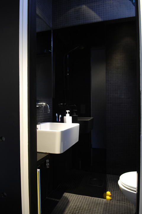 Дизайн интерьера ванной в чёрном цвете