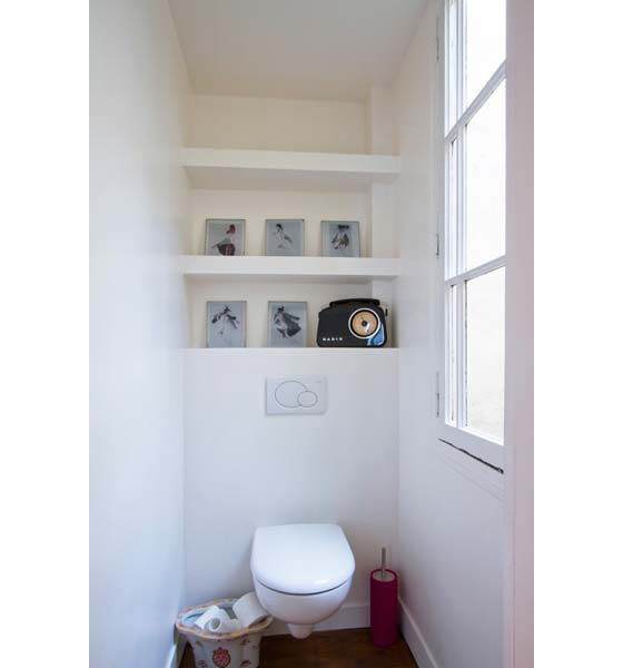 Туалет маленькой квартиры-студии в Париже