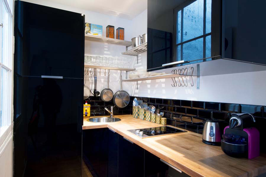 Кухня маленькой квартиры-студии в Париже