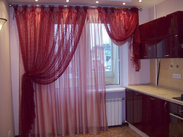 бордовые шторы и тюль в кухне