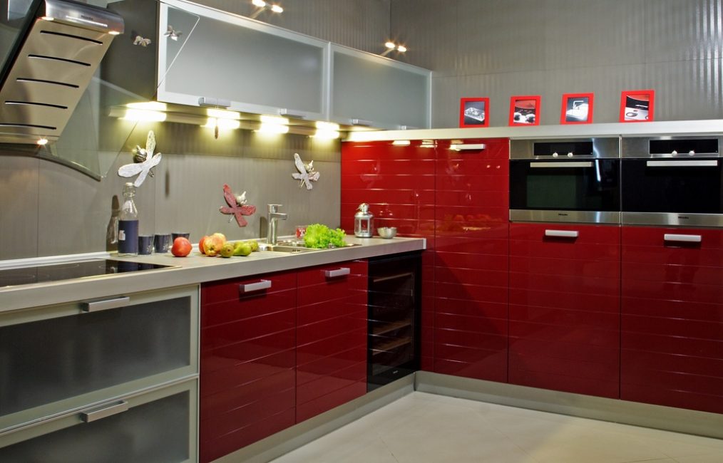 Красные кухонные шкафы с белыми стенами