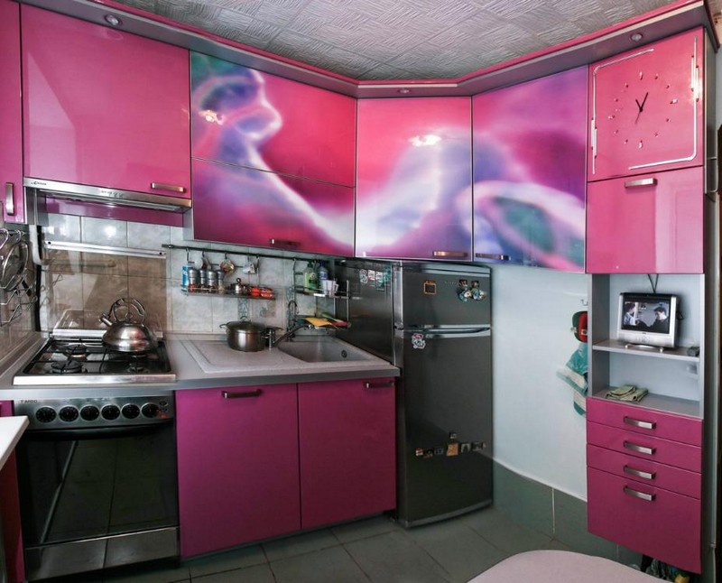 интерьер розовой кухни фото