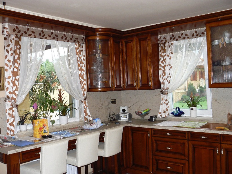классические шторы на кухню