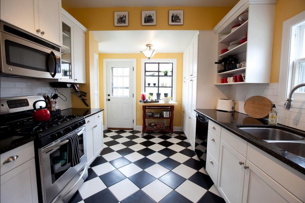 Комбинирование черной и белой напольной плитки на кухне